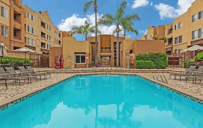 Building Photo - $2,900 - 2 Bedroom, 2 Bathroom Condo in the Heart of UTC La Jolla