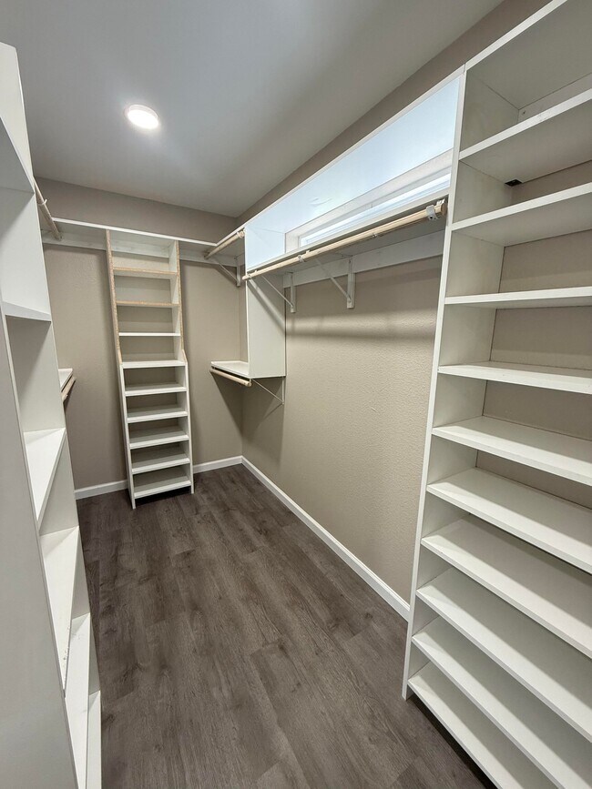 Building Photo - 440 Rosette Ln