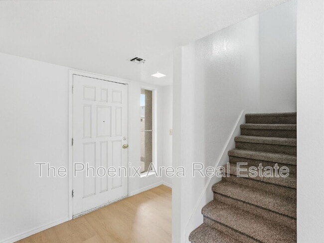 Building Photo - 2232 W Lindner Ave