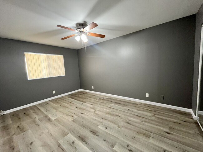 Building Photo - LARGE 2 BEDROOM 1 BATH UPSTAIRS UNIT WITH ...