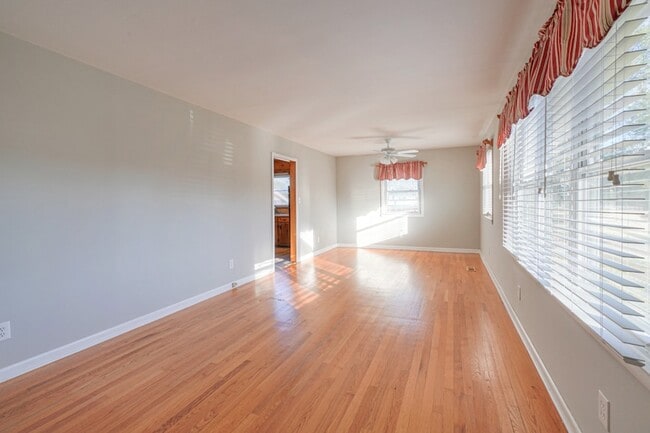 Building Photo - 476 Crescent Rd