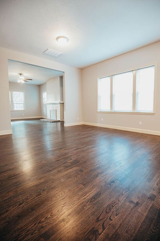 Building Photo - Stunning single family home near MSU campu...