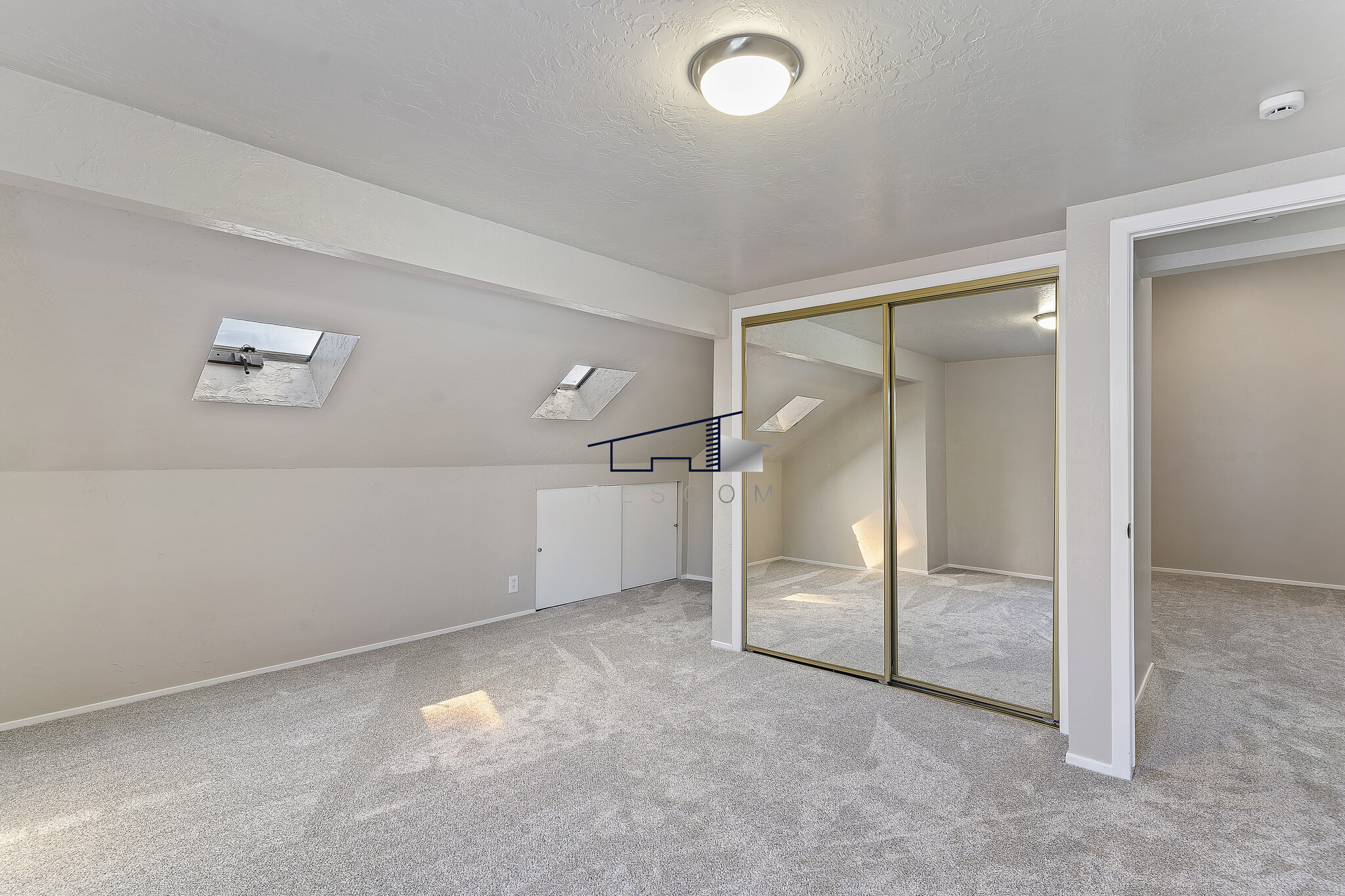 Building Photo - 26 White Barn Dr