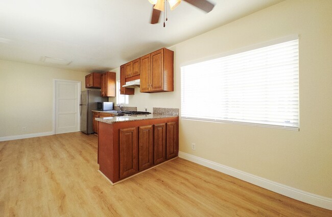 Building Photo - House - 3 Bedrooms / 1 Baths - Compton