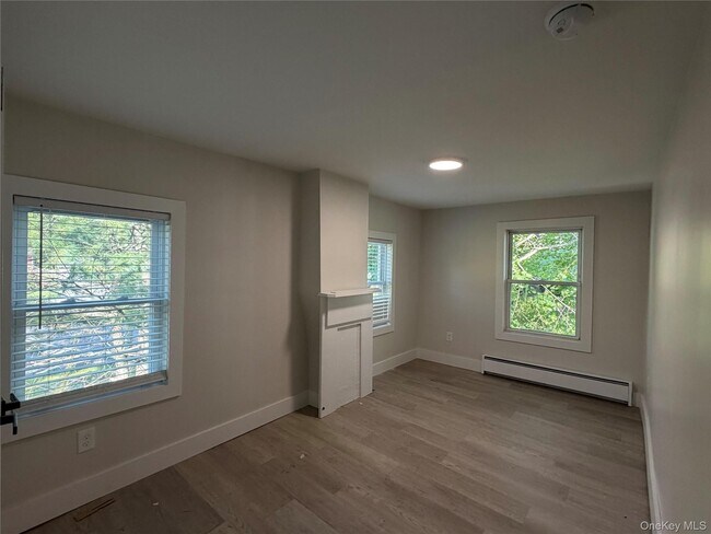 Building Photo - 1445 Burlingham Rd