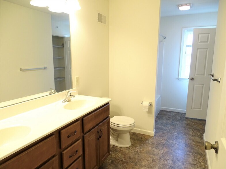 Building Photo - 247 Limestone Dr