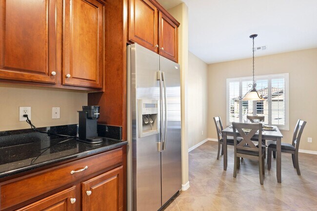 Building Photo - Stunning 2 bed 2 bath within walking distance to community center!