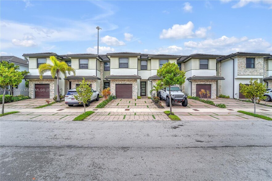 Building Photo - 15850 NW 91st Ct