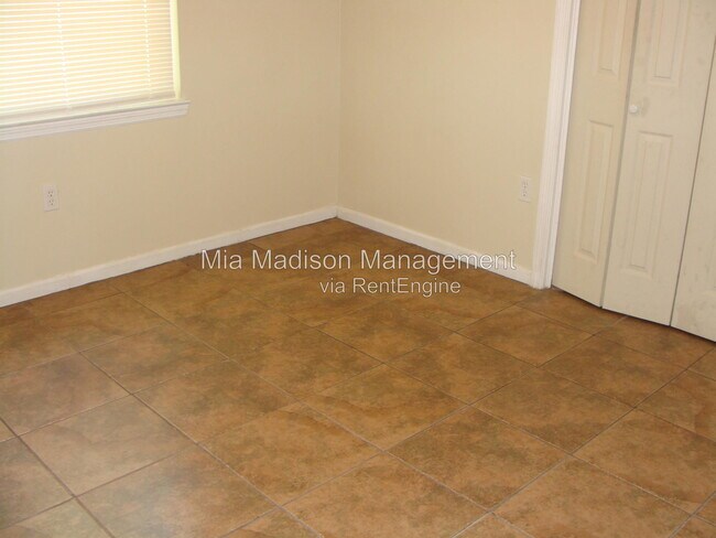 Building Photo - 1 Oak Forest Ln