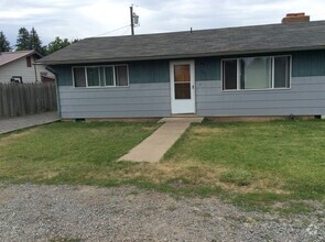 Building Photo - East Beakman St. Duplex