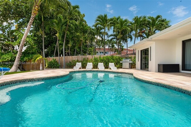 Building Photo - 21230 NE 25th Ct