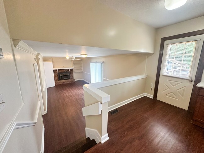 Building Photo - Beautiful Waterfront 4-Bedroom Home in Pirates Cove!