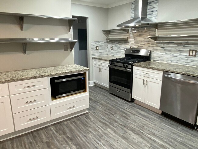 Building Photo - Amazing in town ranch awaits you!