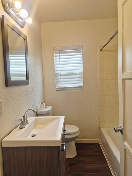 Building Photo - 9943 Catawba Ave