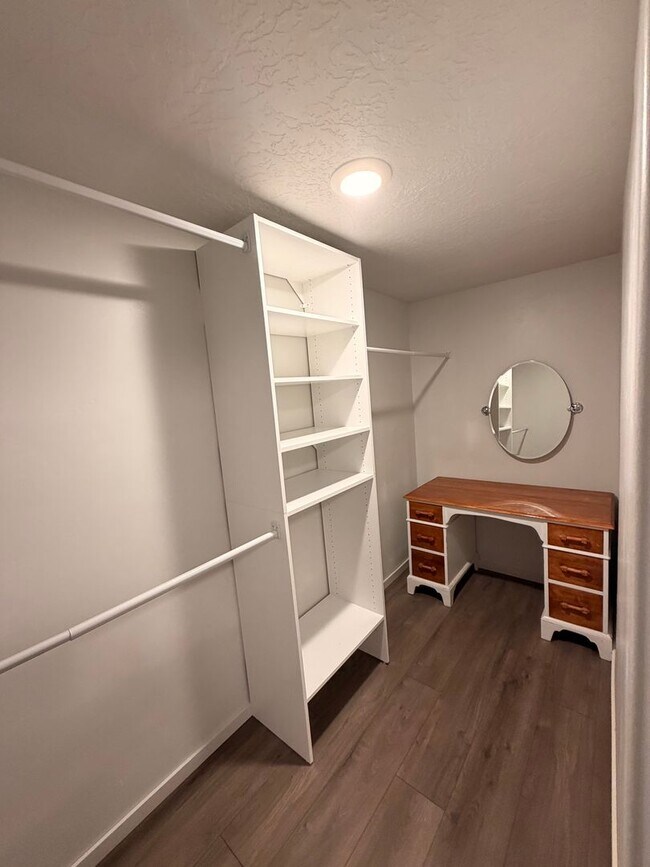 Building Photo - Beautiful 6 Bedroom/3.5 Bath Home in Springville!