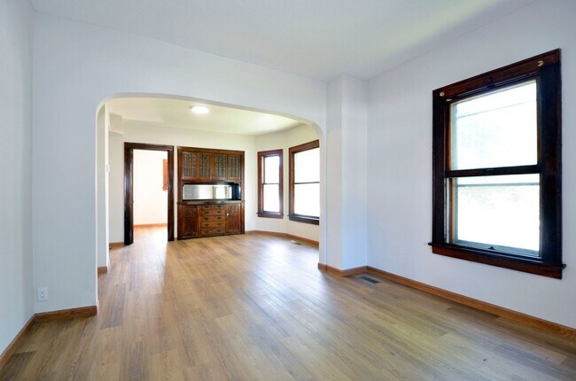 Building Photo - Beautiful Updated 5-Bed 2-Bath Home in NE Minneapolis!