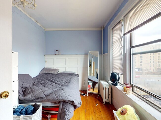 Building Photo - Fenway 3 Bed – Heat & Water Included – 1,003 Sq Ft – 9/1