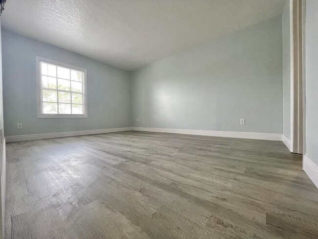 Building Photo - 4730 Coquina Key Dr SE