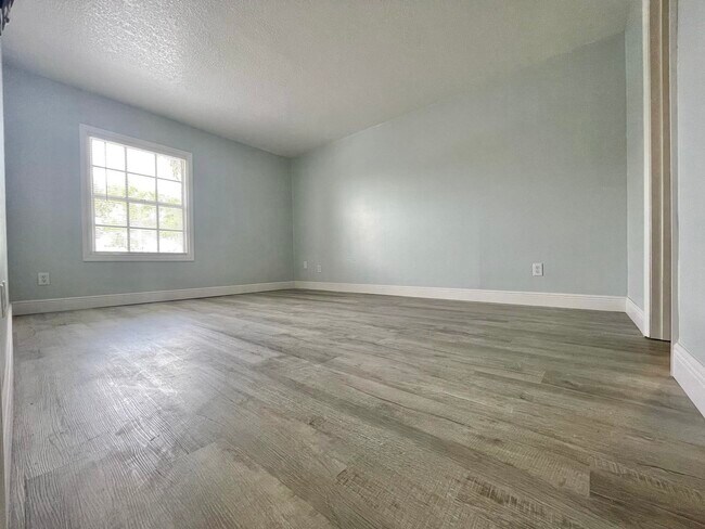 Building Photo - 4730 Coquina Key Dr SE