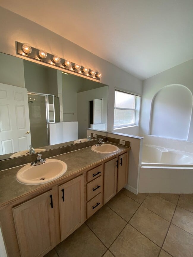 Building Photo - Great 4 Bedroom 3 Bathroom Pool Home in Indian Creek