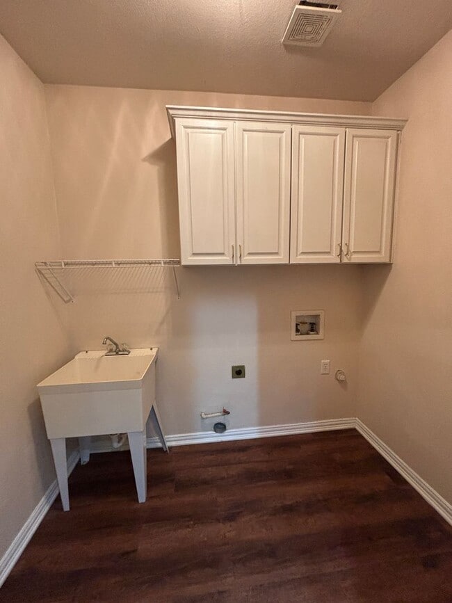 Building Photo - Beautiful 4BR 3.5BA Home w/ 3 Car Garage • Patio & Yard • 3 living areas in Grapevine