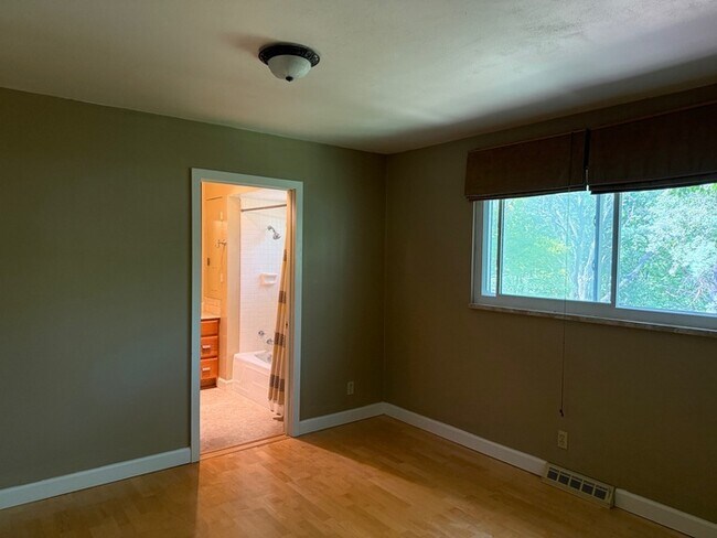 Building Photo - Lindbergh Schools 3BD 2.5 Bth Open Floor Plan