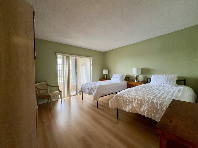 Building Photo - 213 Somerset K