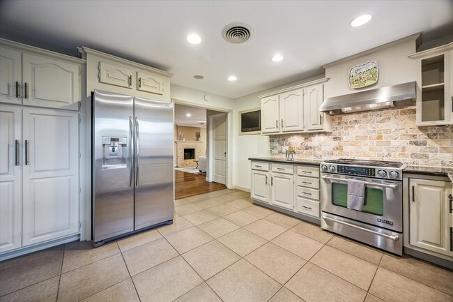 Building Photo - 9813 Pine Lake Dr