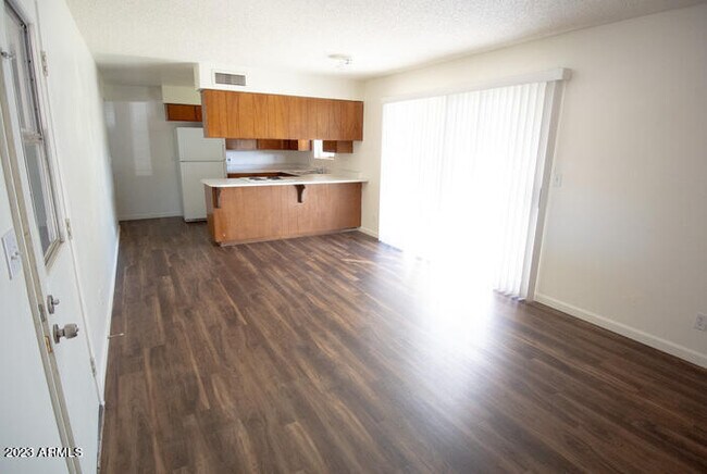 Building Photo - 1235 E Millett Ave