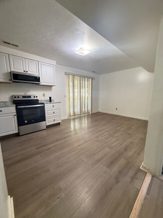 Building Photo - 2 Bedrooms House, Rockingham County