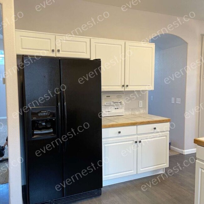 Building Photo - 8956 Goosander Way