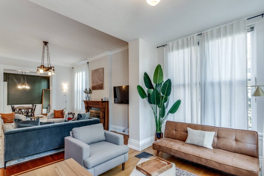 Building Photo - 353 Thrall St