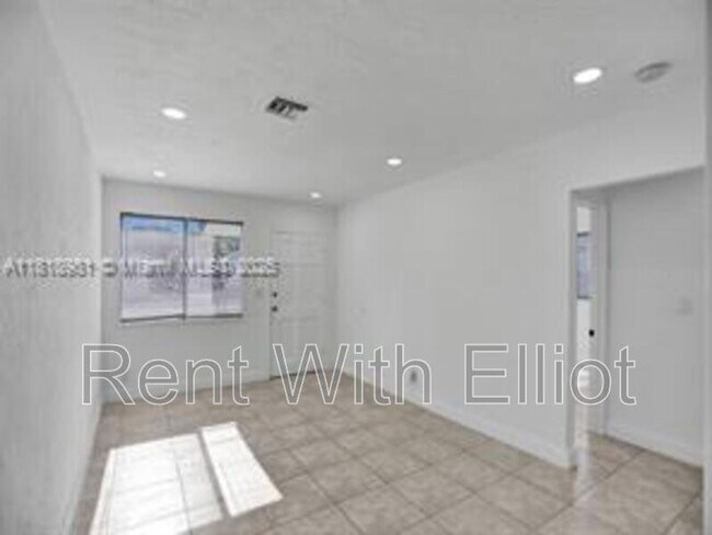 Building Photo - 708 N 20th Ave