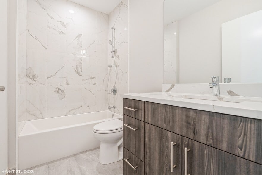 Building Photo - 3216 N Karlov Ave