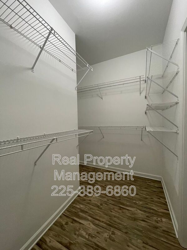 Building Photo - 9382 Pecan Tree Dr