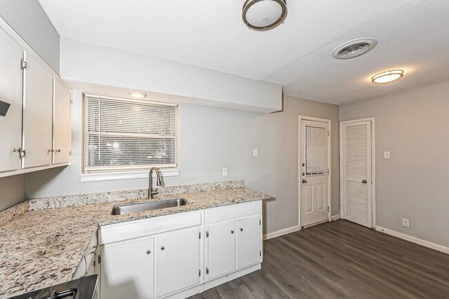 Building Photo - 3 BR/1BA | Updated Single Family Home | 1-Car Garage  | Large Backyard!