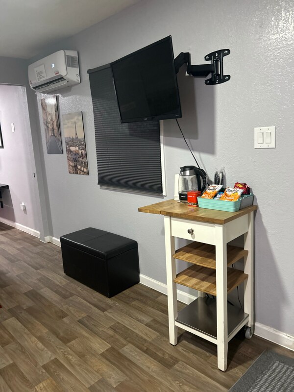 Building Photo - 2205 W Adams St