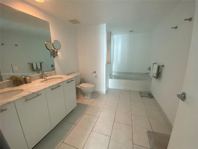 Building Photo - 950 Brickell Bay Dr