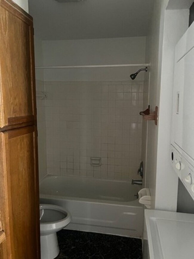 Building Photo - One Bedroom Condo For Rent
