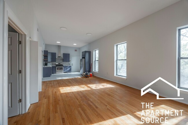 Building Photo - 648 N Damen Ave