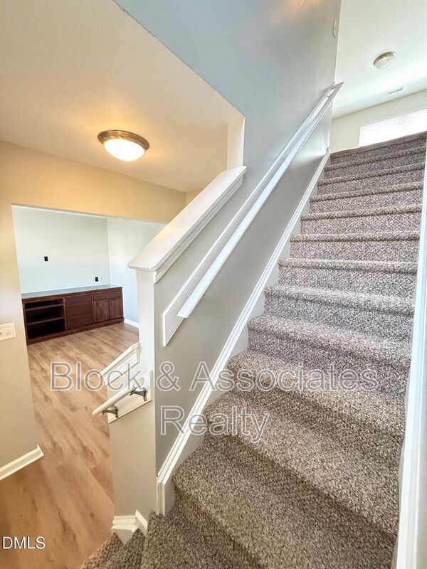 Building Photo - 420 Cline Falls Dr
