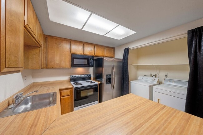 Building Photo - 4830 Suncrest Way