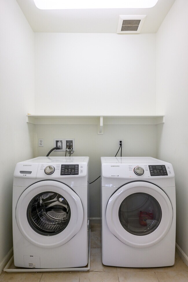 Building Photo - 110 Sugar Cane