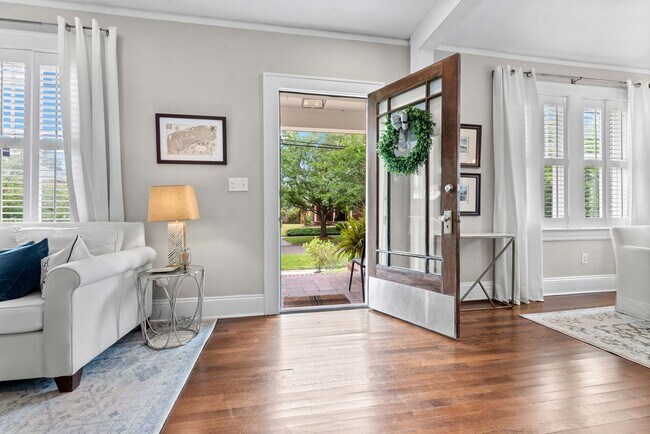 Building Photo - Adorable Avondale Home!