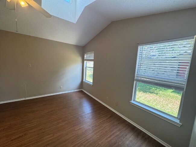Building Photo - 2-Bed, 2-Bath, 1-Car Garage - Walking Dist...