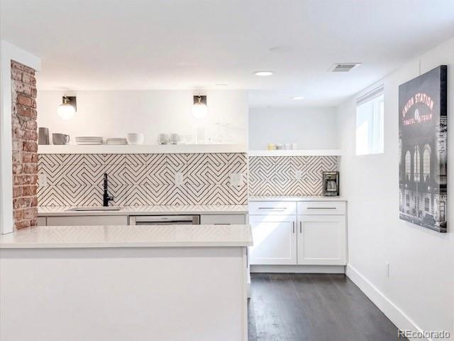 Building Photo - 736 York St