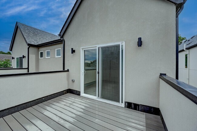 Building Photo - $3,900 - 4 Bed, 3.5 Bath Updated Townhome ...