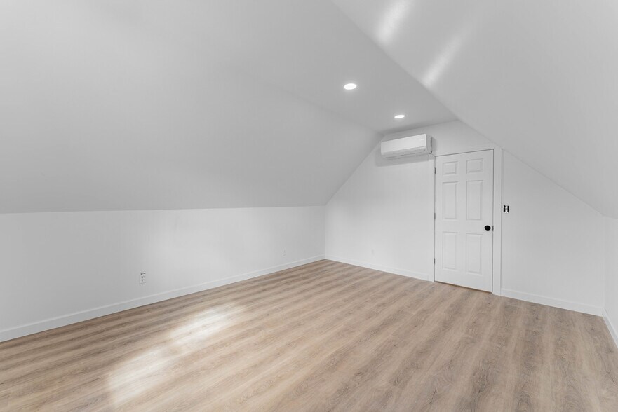 Building Photo - 2513 S Claremont Ave