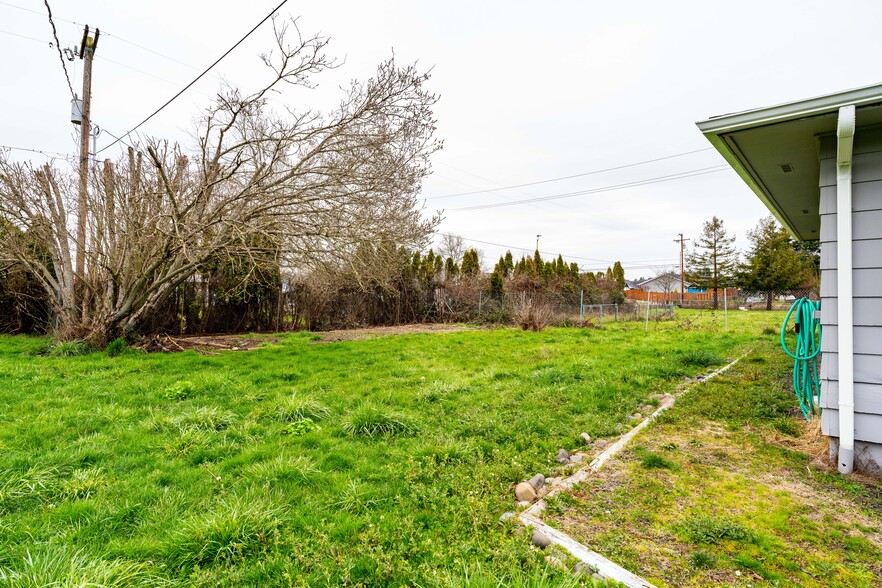 Building Photo - 404 Hillview Dr