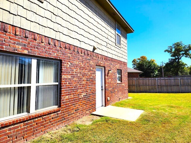 Building Photo - 13707 Oxford Dr